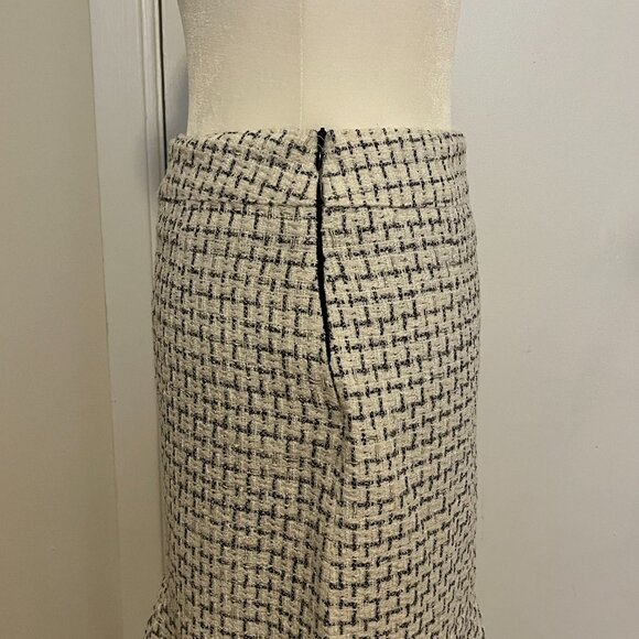Effortlessly Polished Tweed Mermaid Skirt – Black & White Pattern, Size M - Picture 3 of 9